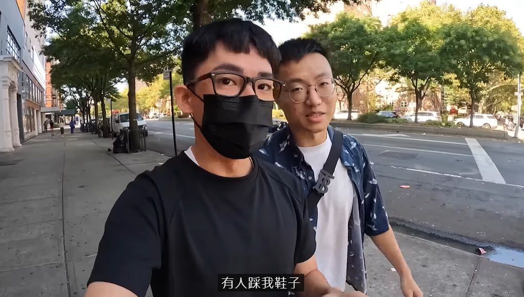 阿滴(左)說自己在路上莫名被踩鞋子。 圖：翻攝自YouTube/阿滴日常