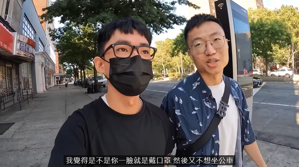 黃大謙(右)猜測「是不是你(阿滴)一臉就是戴口罩，然後又不想坐公車」，讓對方認為不是當地人的感覺。 圖：翻攝自YouTube/阿滴日常