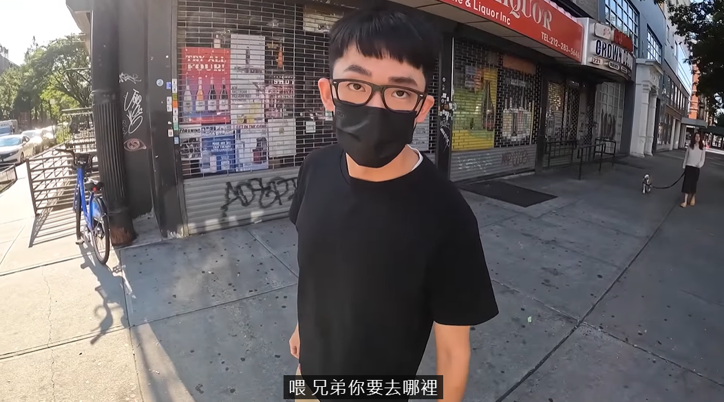 阿滴還原被踩鞋子事件。 圖：翻攝自YouTube/阿滴日常