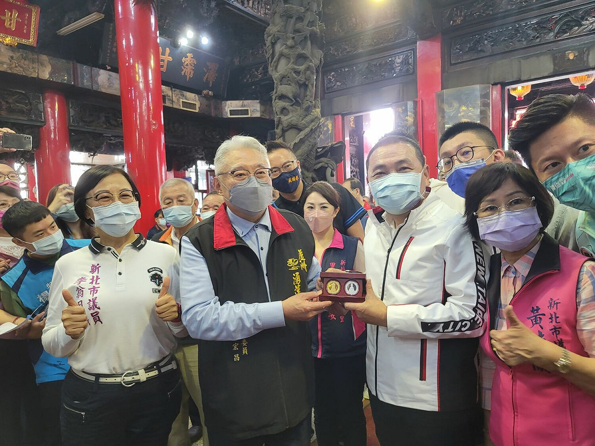 蘆洲湧蓮寺主委陳宏昌回贈紀念幣。 圖：新北市民政局提供