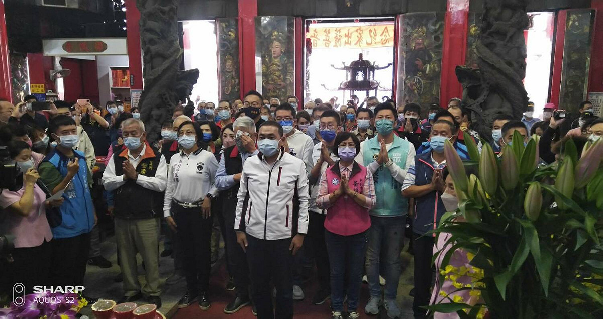 侯友宜赴湧蓮寺參拜祈福。 圖：新北市民政局提供