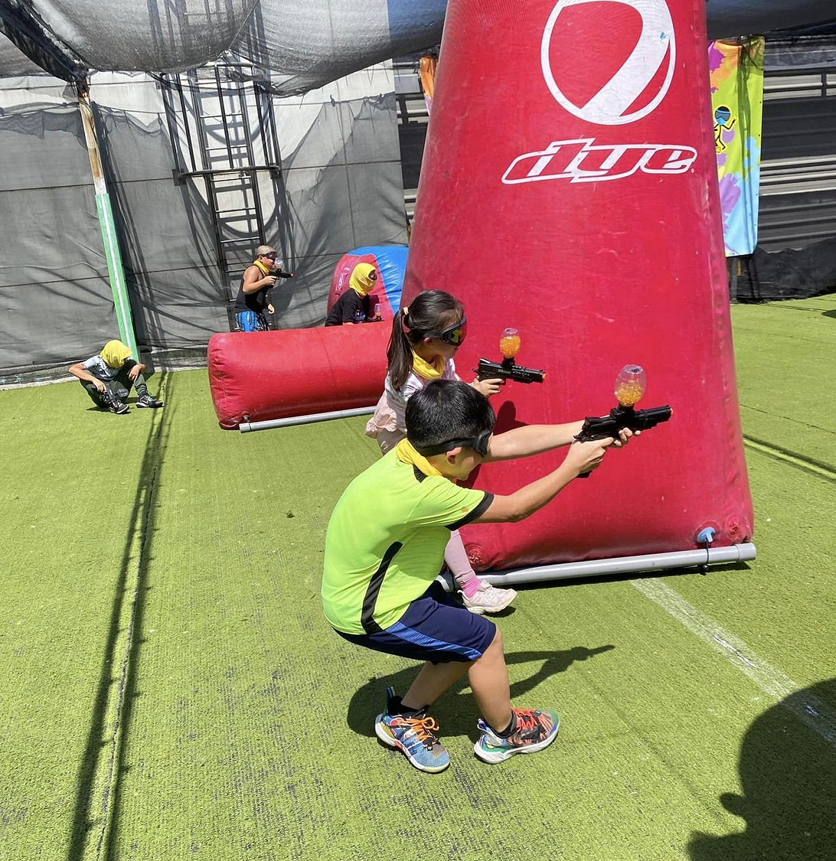 永和運動中心漆彈場配有安全充氣掩體，漆彈為水彈材質。 圖：新北市體育處提供