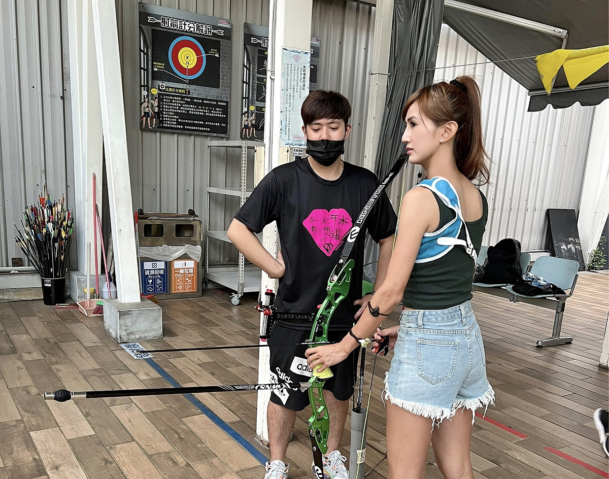 翁滋蔓至三重運動中心與陳伯楷教練進行自主訓練。 圖：漫橘國際事業有限公司提供