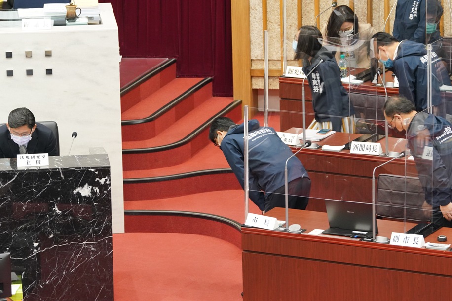 陳其邁率市府團隊向議長鞠躬。