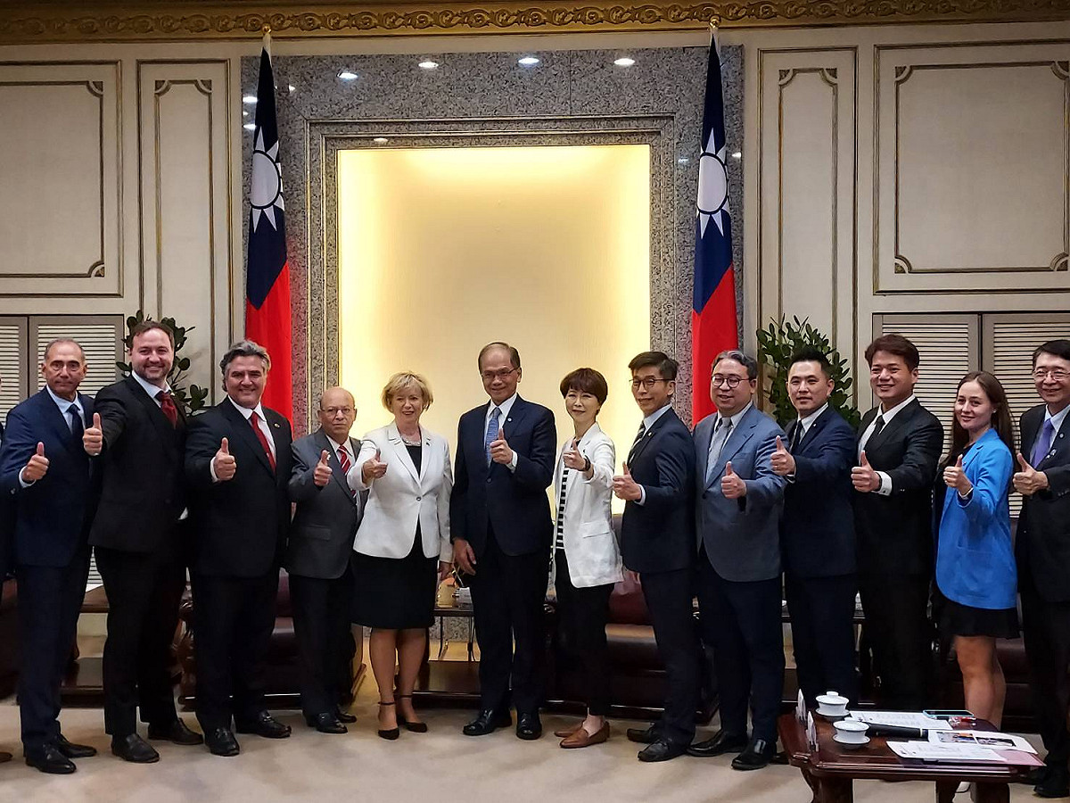 游錫堃今接見加拿大眾議院國貿委員會主席暨加台議員友好協會會長史葛洛（Judy Sgro）一行人。 圖：陳佩君／攝