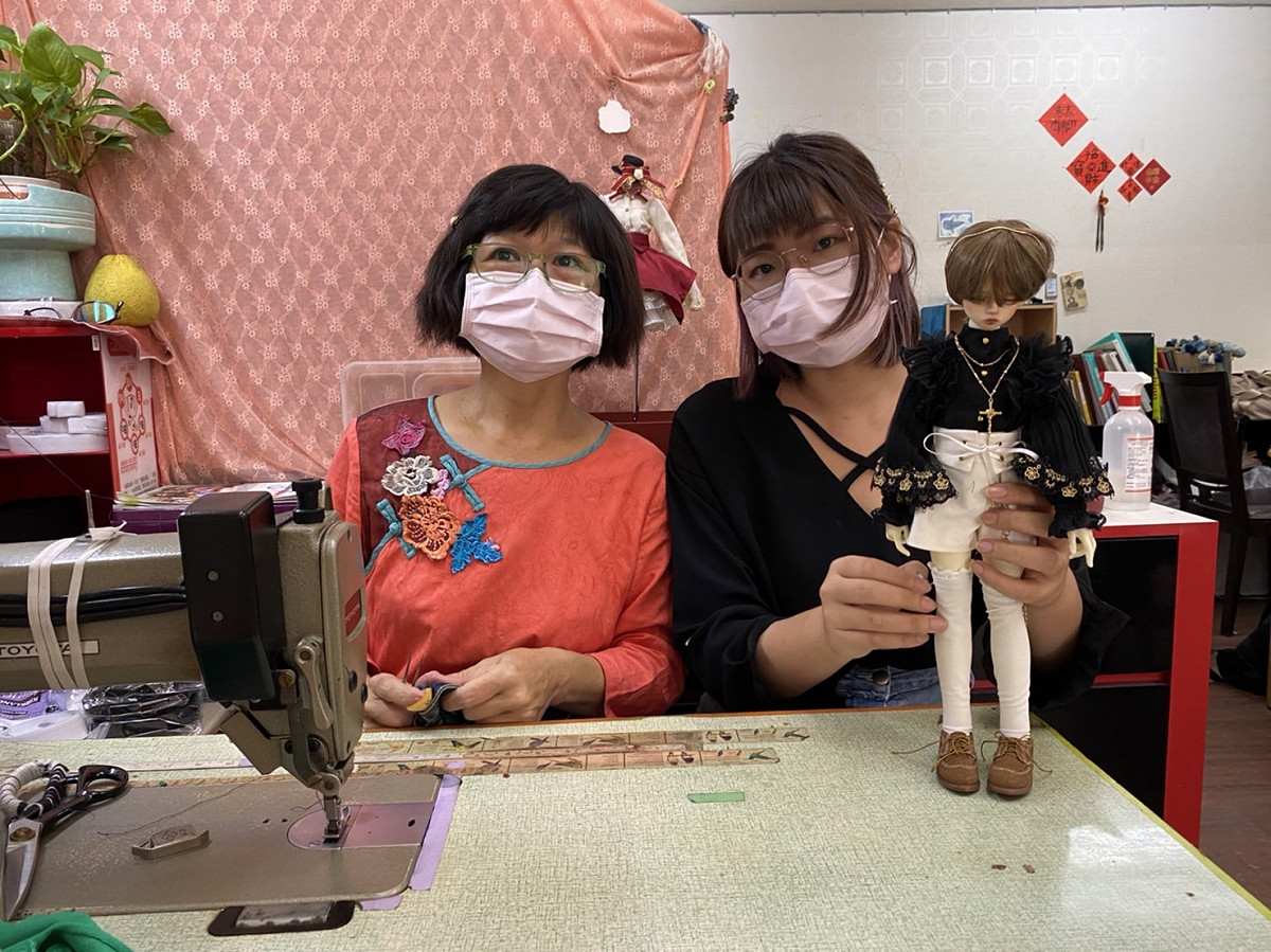 百合與女兒山眉聯手開創服裝設計工作室，經台中市勞工局協助度過疫情難關。 台中市政府勞工局/提供