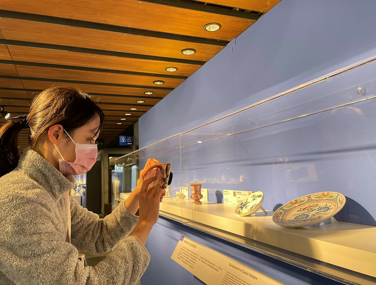 「出色：近代陶瓷彩繪的調色盤革命」特展，即日起至10月30日於陶博館B1陶藝長廊。 圖：鶯歌陶瓷博物館提供