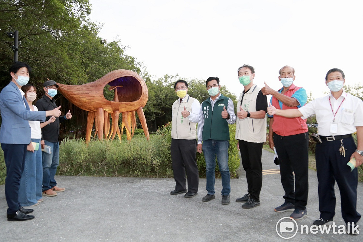台南市政府文化局為2022 Mattauw大地藝術季大隆田展區舉辦暖身活動，為了讓更多市民朋友了解10月15日的開幕活動，特請台南市長黃偉哲開箱此次的亮點展件《沉水流光》，預告豐富的策展活動。 圖：黃博郎／攝