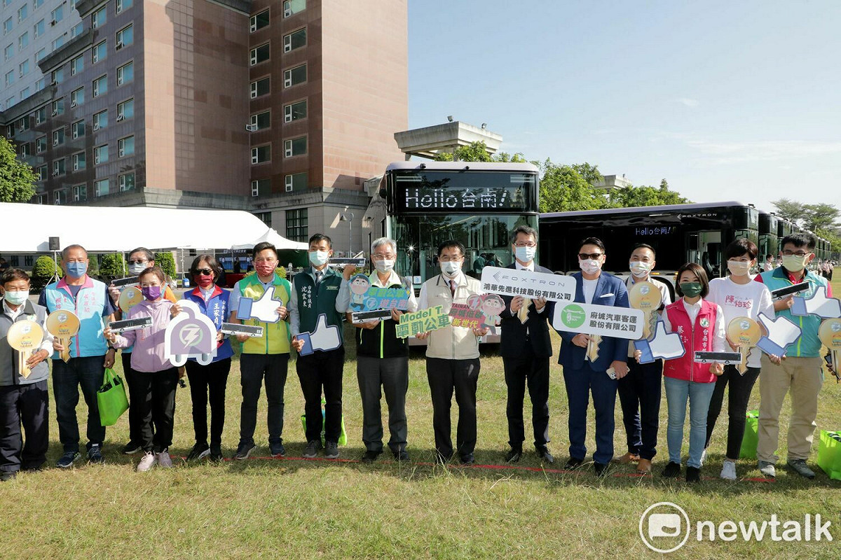 鴻華Model T首批量產車在台南交車，這批車輛由府城客運公司購置，將在年底前陸續上線服務，配置於台南市市區公車6、11、15等路線。 圖：黃博郎／攝
