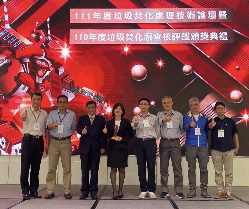 張瑞琿局長(左四)率焚化廠團隊同仁與署長合照。 圖：高雄市環保局提供