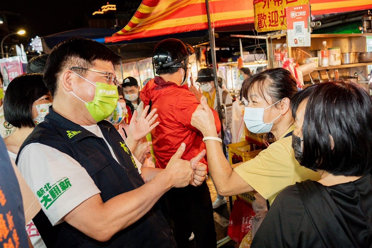 現場儘管稍有雨勢，仍澆不熄支持者熱情，民眾頻以擊拳、握手方式，主動向林佳龍加油打氣。 圖：林競辦提供