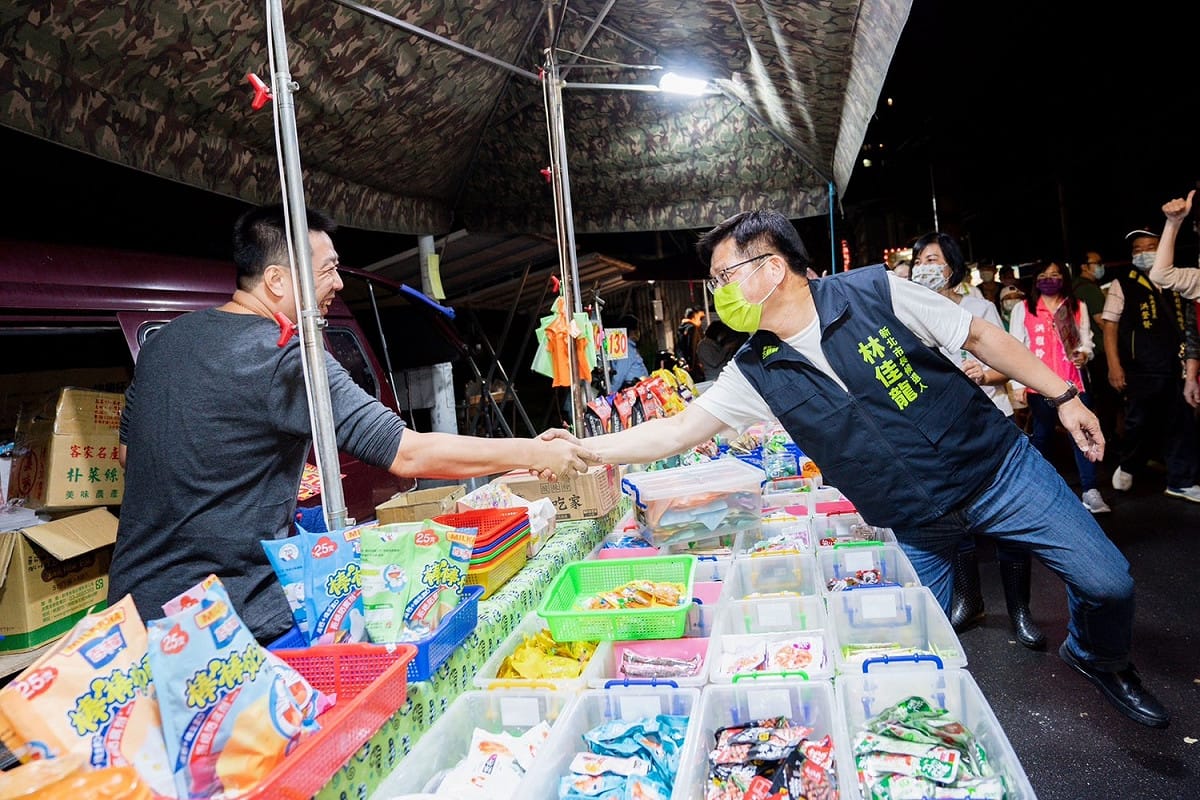 林佳龍說，從接觸每一個市場裡不管是店家或是顧客，都可以感受到熱情的支持和鼓勵。 圖：林競辦提供