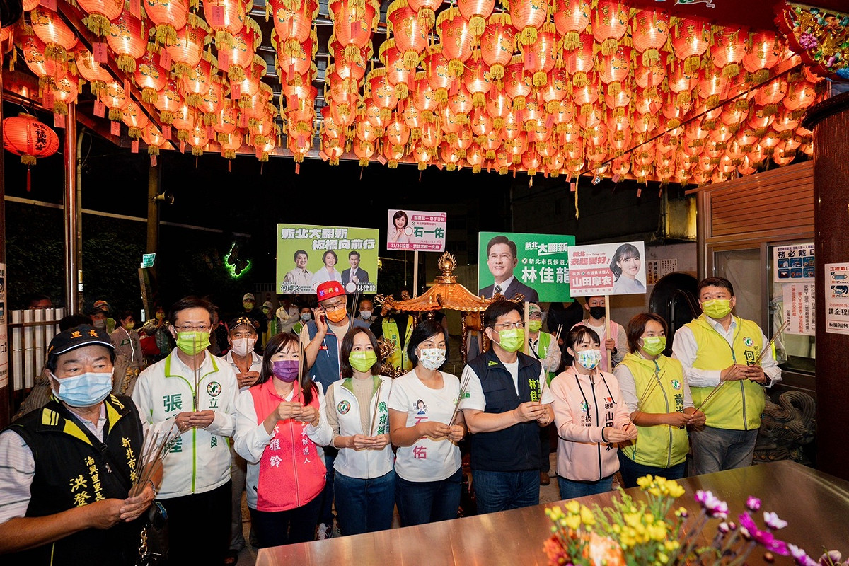 民進黨新北市長候選人林佳龍今(12)日晚間，在立委張宏陸、市議員何博文、戴瑋姍、議員候選人黃淑君、山田摩衣、石一佑陪同下，前往板橋湳雅夜市，向每一位夜市攤商及市民朋友拜票。 圖：林競辦提供