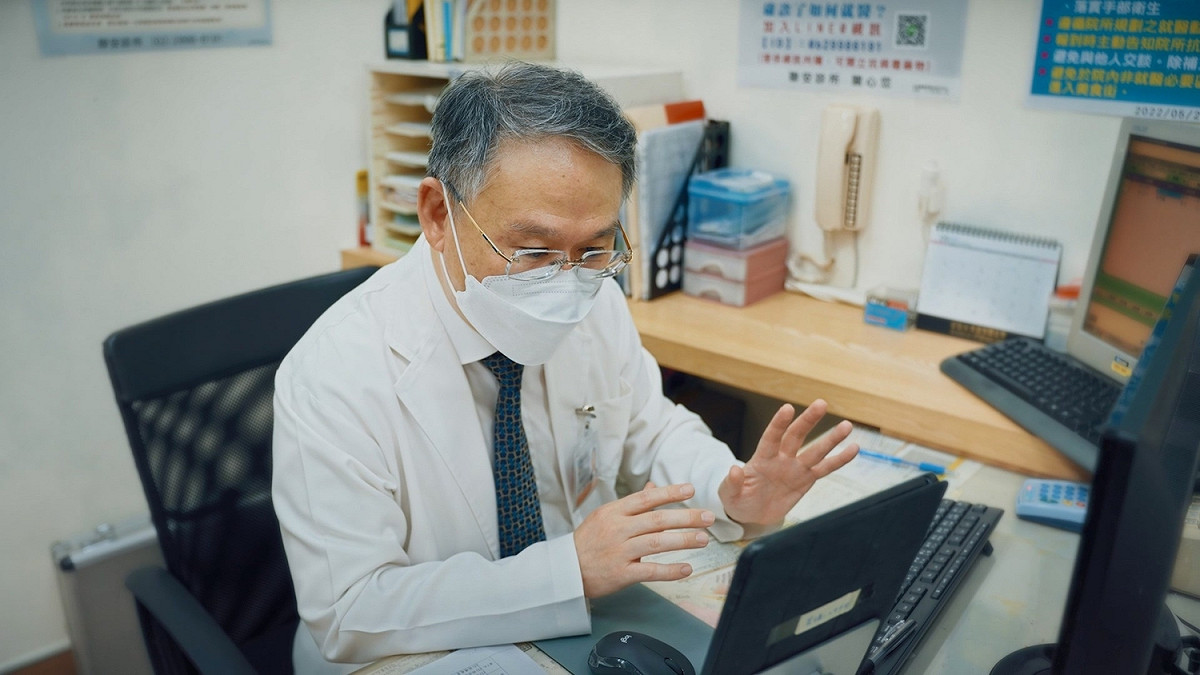 新北市醫師公會理事長顏鴻順給予確診者醫療照護。 圖：新北市衛生局提供
