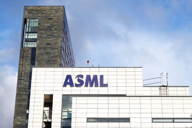 先進半導體設備製造商艾司摩爾（ASML）近日下令，根據拜登政府的新規範，公司內部的美國員工將停止為中國客戶提供服務。 圖：翻攝自艾司摩爾官網