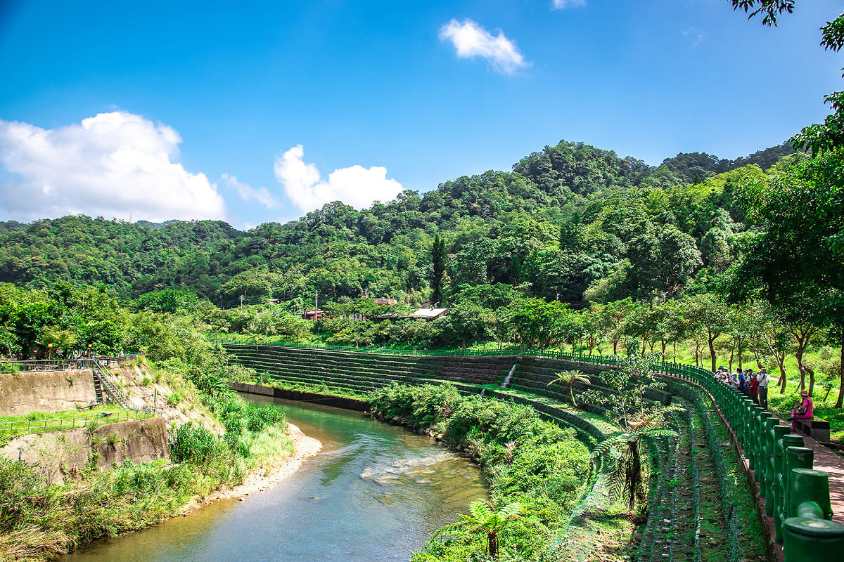 三貂嶺護岸周遭的環境維護良好，提供市民休憩及親水空間。 圖：新北市水利局提供