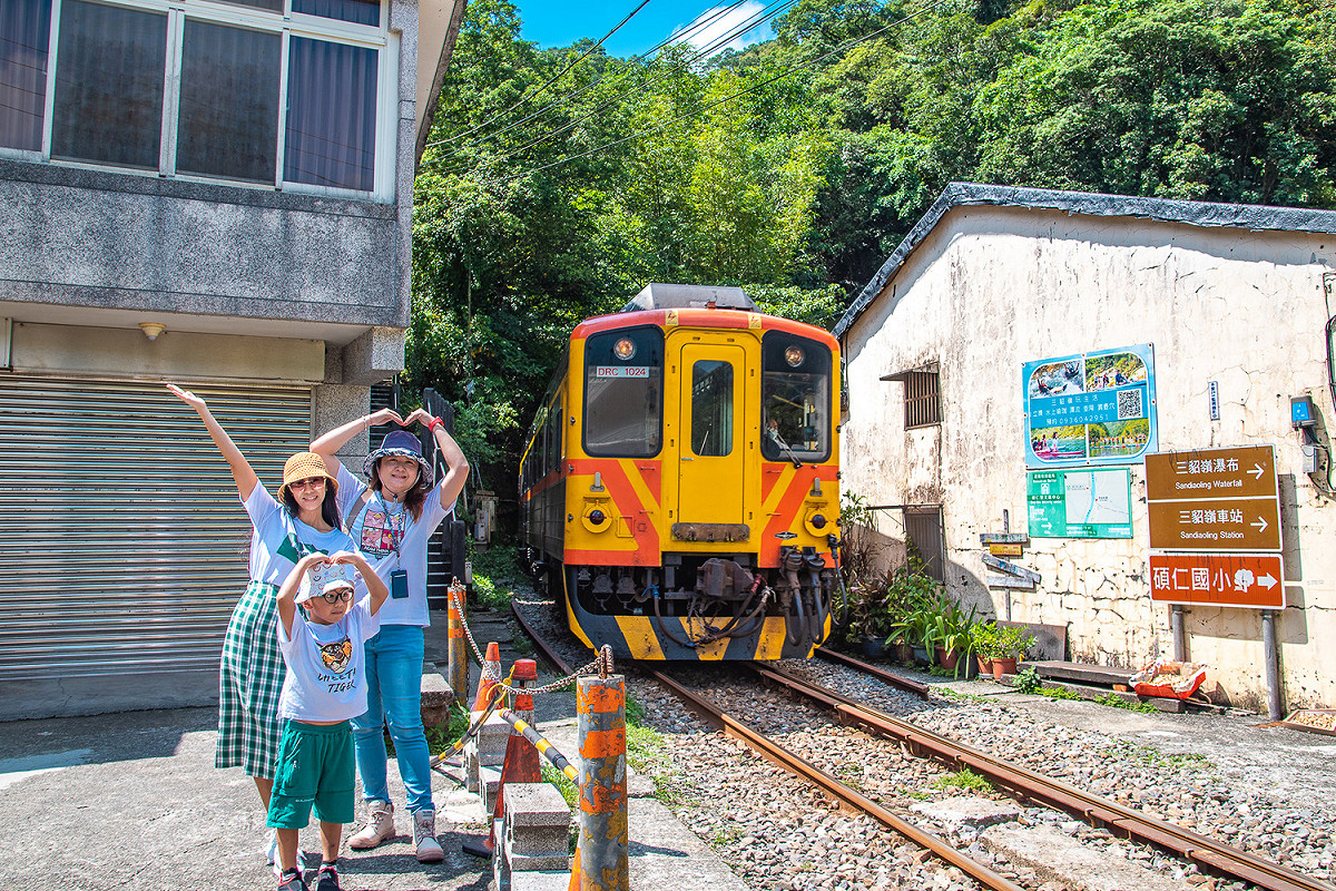 在三貂嶺隨時準備好與火車相遇，拿起手機、相機用鏡頭留住美好的瞬間。 圖：新北市水利局提供