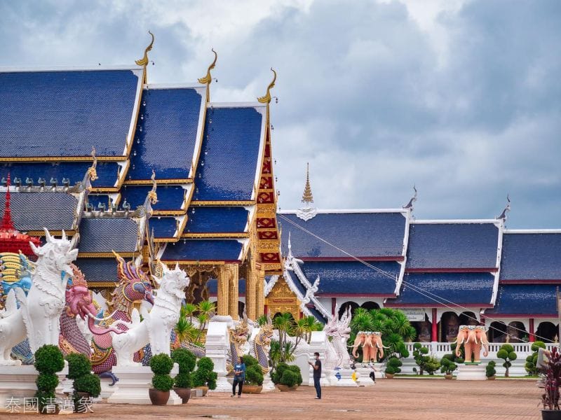 泰國等東南亞國家也是台灣人喜愛的旅遊勝地，再加上泰國也全面開放，部落客泰國清邁象直呼：「非常建議大家這個時機來泰國玩。」圖為極具泰北蘭納風格建築特色的清邁藍廟。 圖／翻攝自泰國清邁象臉書
