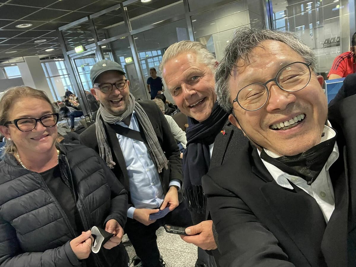 駐德代表謝志偉（右）努力在德國為台灣宣傳，人緣相當不錯。 圖：翻攝自謝志偉臉書