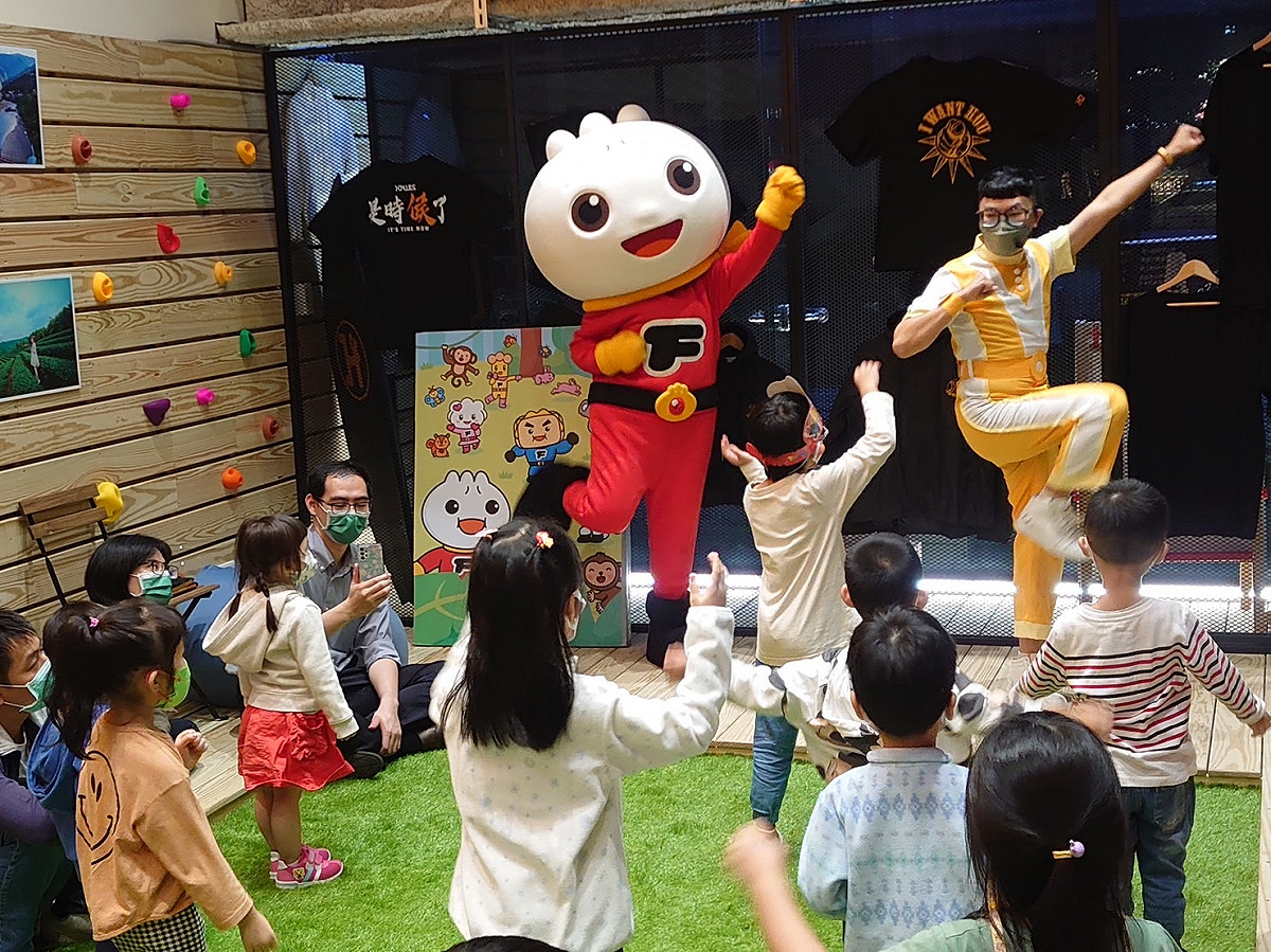 侯友宜競選總部「HOUHOU青年基地」舉辦親子活動，吸引許多市民朋友帶孩子參與，共享溫馨時光。 圖/侯友宜選舉辦公室提供