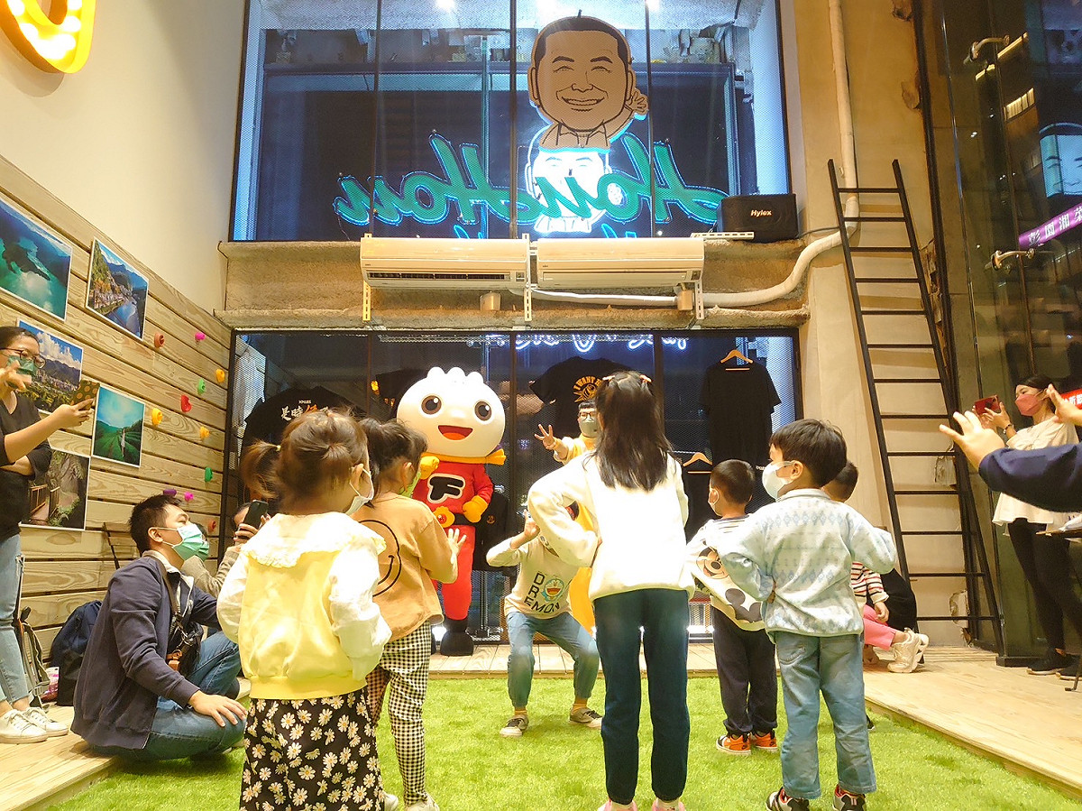 侯友宜競選總部「HOUHOU青年基地」的親子活動，參與的大人小孩共享歡樂時光。 圖/侯友宜選舉辦公室提供