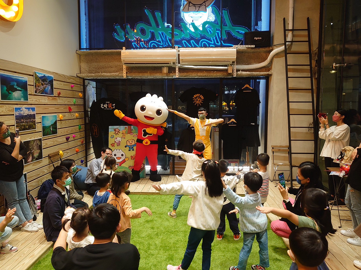 侯友宜競選總部「HOUHOU青年基地」要接續舉辦近十場親子活動。 圖/侯友宜選舉辦公室提供
