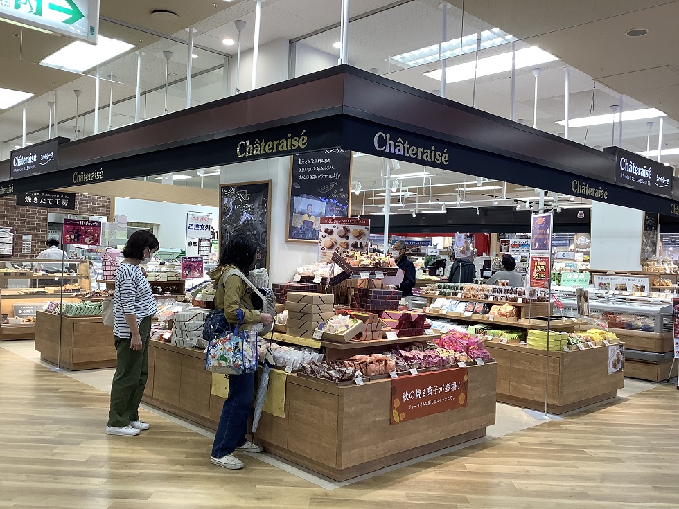 Chateraise現在有700多家店鋪，週末及假日時大排長龍 圖:劉黎兒/攝