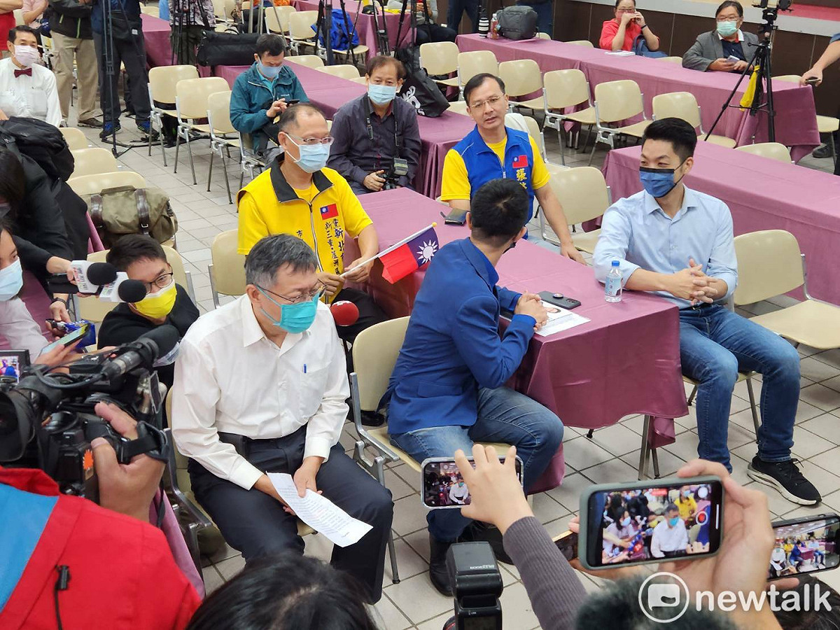 國民黨台北市長參選人蔣萬安與台北市長柯文哲共同出席侯漢廷的新書發表會。 圖：黃建豪/攝