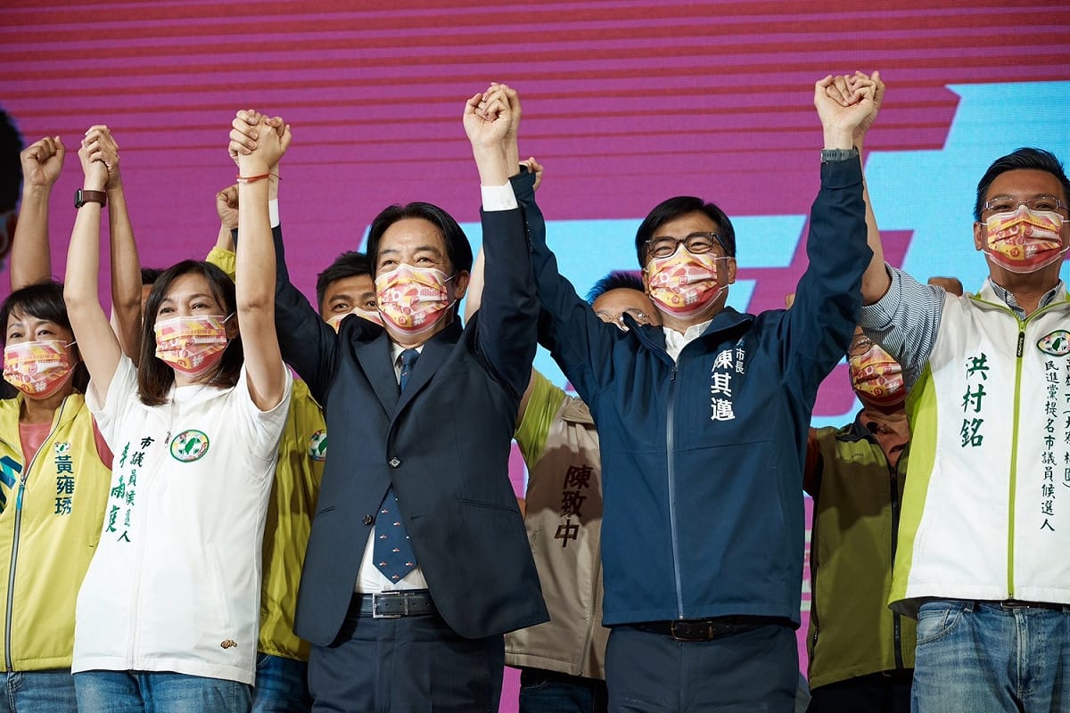 副總統賴清德昨晚出席高雄市長陳其邁的商圈、夜市、市場成立聯合後援會，賴清德說，放眼望去民進黨政治人物只剩自己和陳其邁是醫師，「其邁這樣的稀有動物要請大家力挺，不只連任，而且還要催高票數」