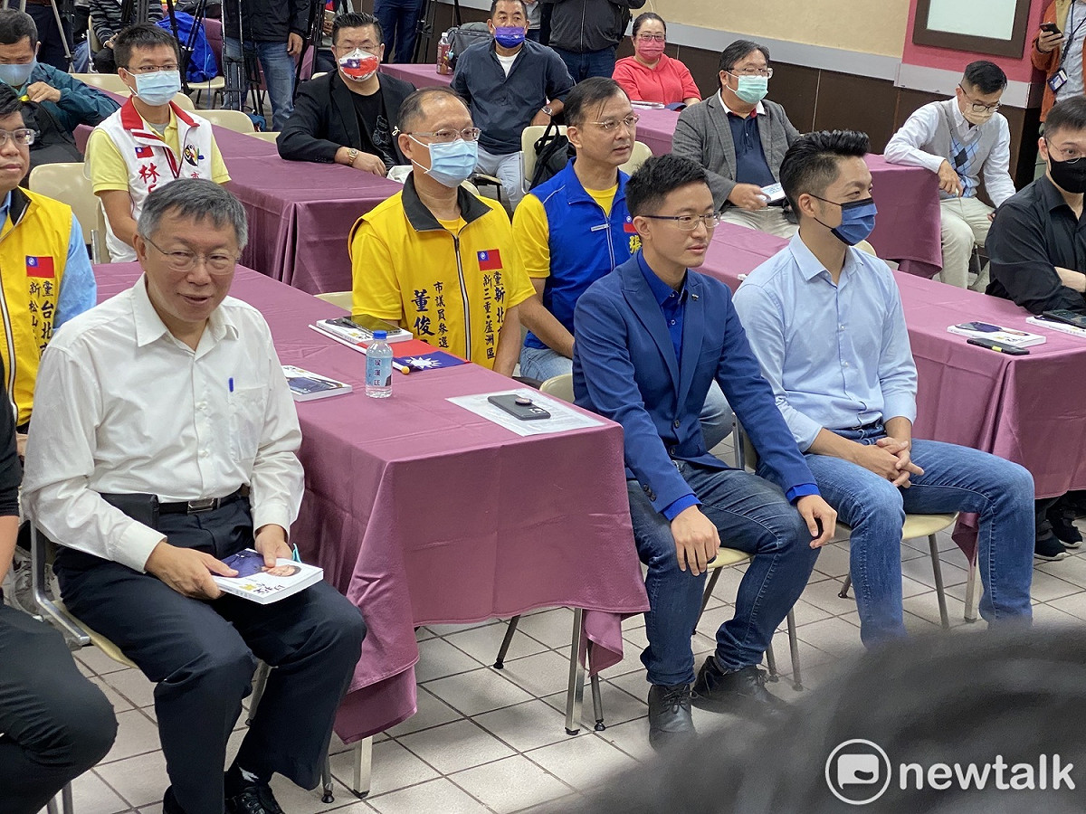 台北市長柯文哲（前排左）、台北市議員侯漢廷（前排中）、國民黨台北市長參選人蔣萬安（前排右）。 圖：周煊惠 / 攝
