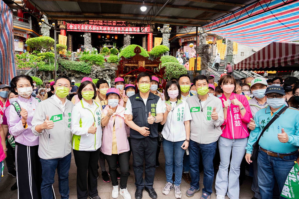 林佳龍與李倩萍（右四）等民進黨民代到蘆洲湧蓮寺參與遶境祈福。 圖：林佳龍競辦提供