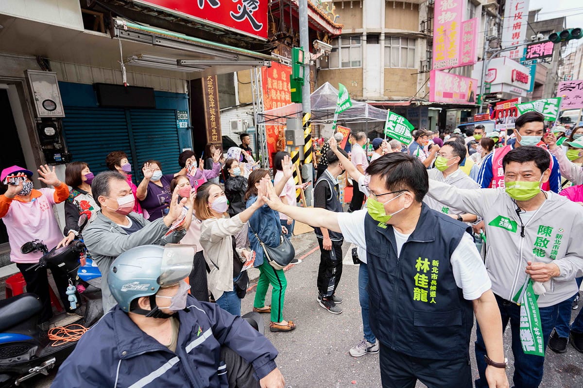 林佳龍參與蘆洲湧蓮寺遶境祈福，與民眾熱情打招呼。 圖：林佳龍競辦提供