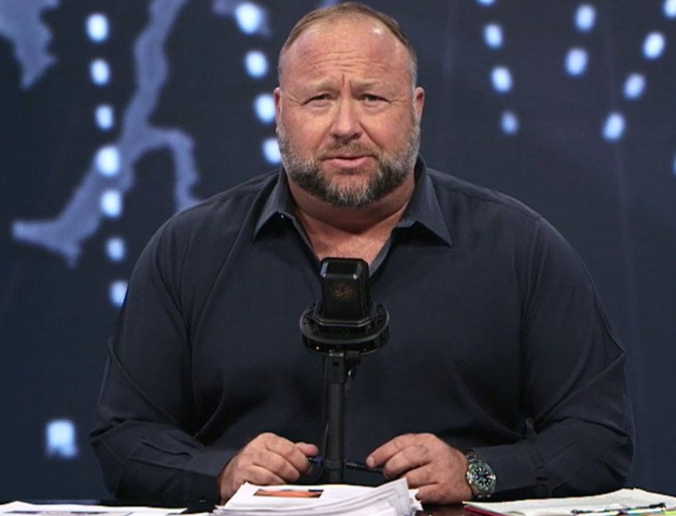 美國知名右翼陰謀論主播亞歷克斯·瓊斯（Alex Jones）宣稱撒旦教徒控制了全球的政商大權、911恐怖襲擊是政府偽造等，CNN稱瓊斯為美國的「陰謀論之王」。 圖 : 翻攝自Alex Jones直播節目Infowards
