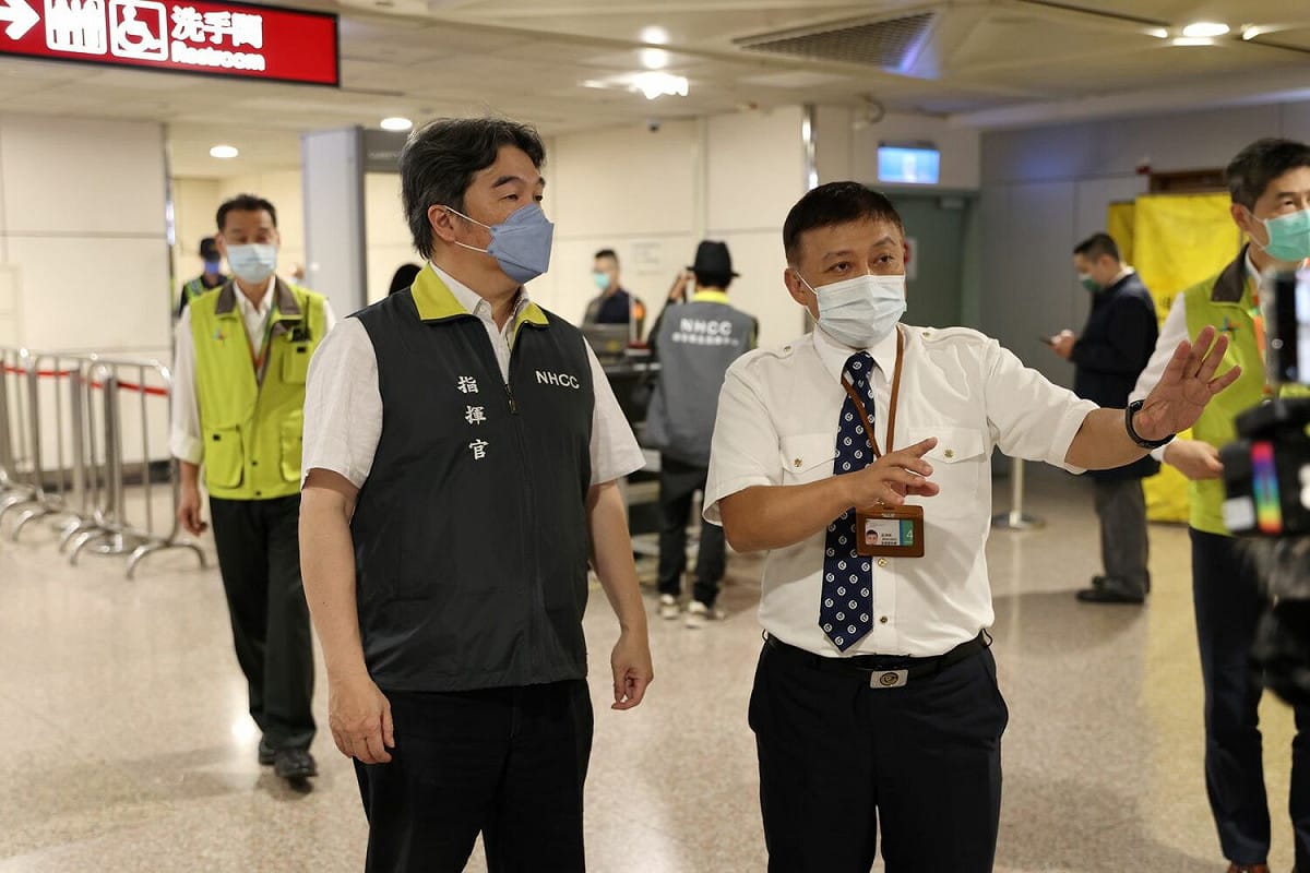 中央流行疫情指揮中心王必勝指揮官，視察桃園機場入境檢疫第二階段放寬邊境管制整備運作情形。  圖：中央流行疫情指揮中心/提供