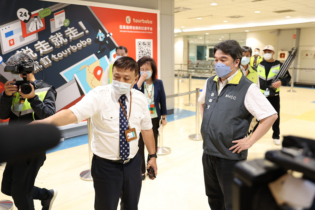 中央流行疫情指揮中心王必勝指揮官，視察桃園機場入境檢疫第二階段放寬邊境管制整備運作情形。  圖：中央流行疫情指揮中心/提供