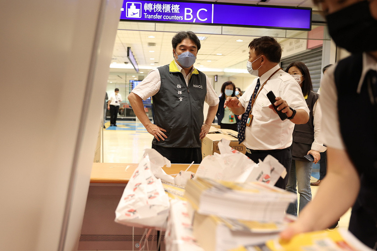 中央流行疫情指揮中心王必勝指揮官，視察桃園機場入境檢疫第二階段放寬邊境管制整備運作情形。  圖：中央流行疫情指揮中心/提供