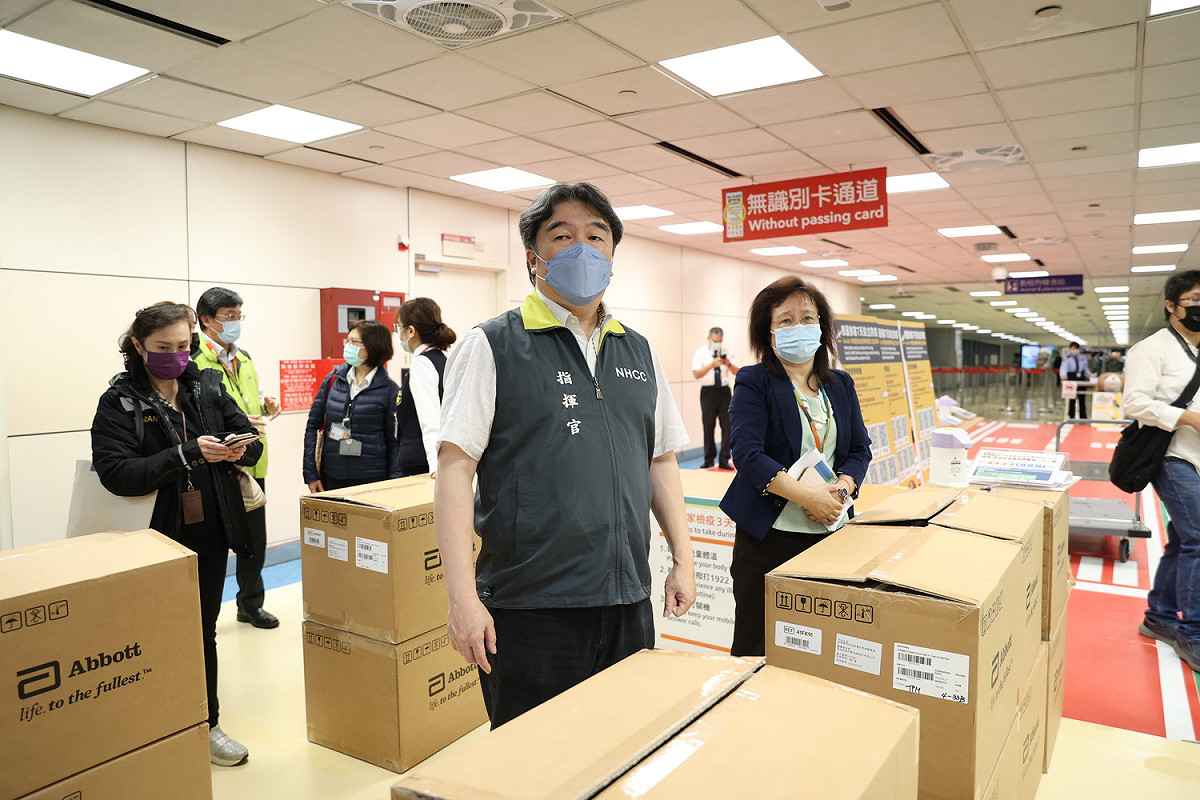 中央流行疫情指揮中心王必勝指揮官，視察桃園機場入境檢疫第二階段放寬邊境管制整備運作情形。  圖：中央流行疫情指揮中心/提供