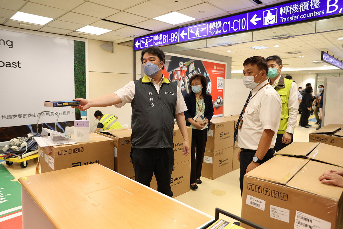 中央流行疫情指揮中心王必勝指揮官，視察桃園機場入境檢疫第二階段放寬邊境管制整備運作情形。  圖：中央流行疫情指揮中心/提供