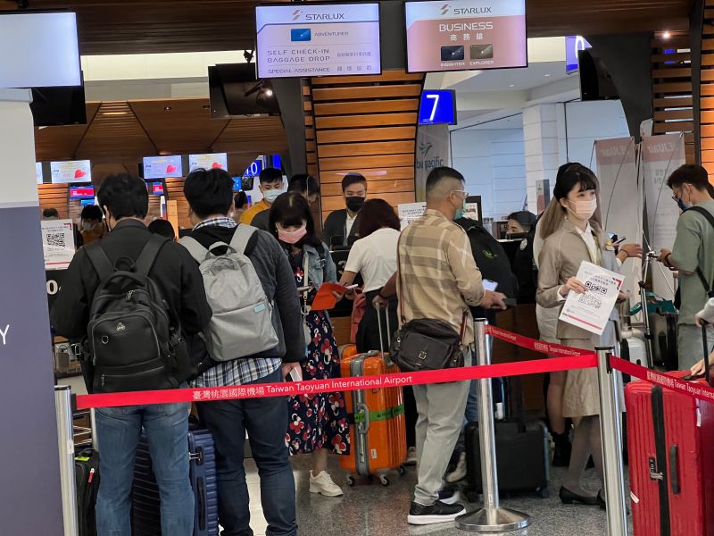 解封首日機場出現旅客潮，各大業者也推出限時優惠。 圖／記者張志浩攝