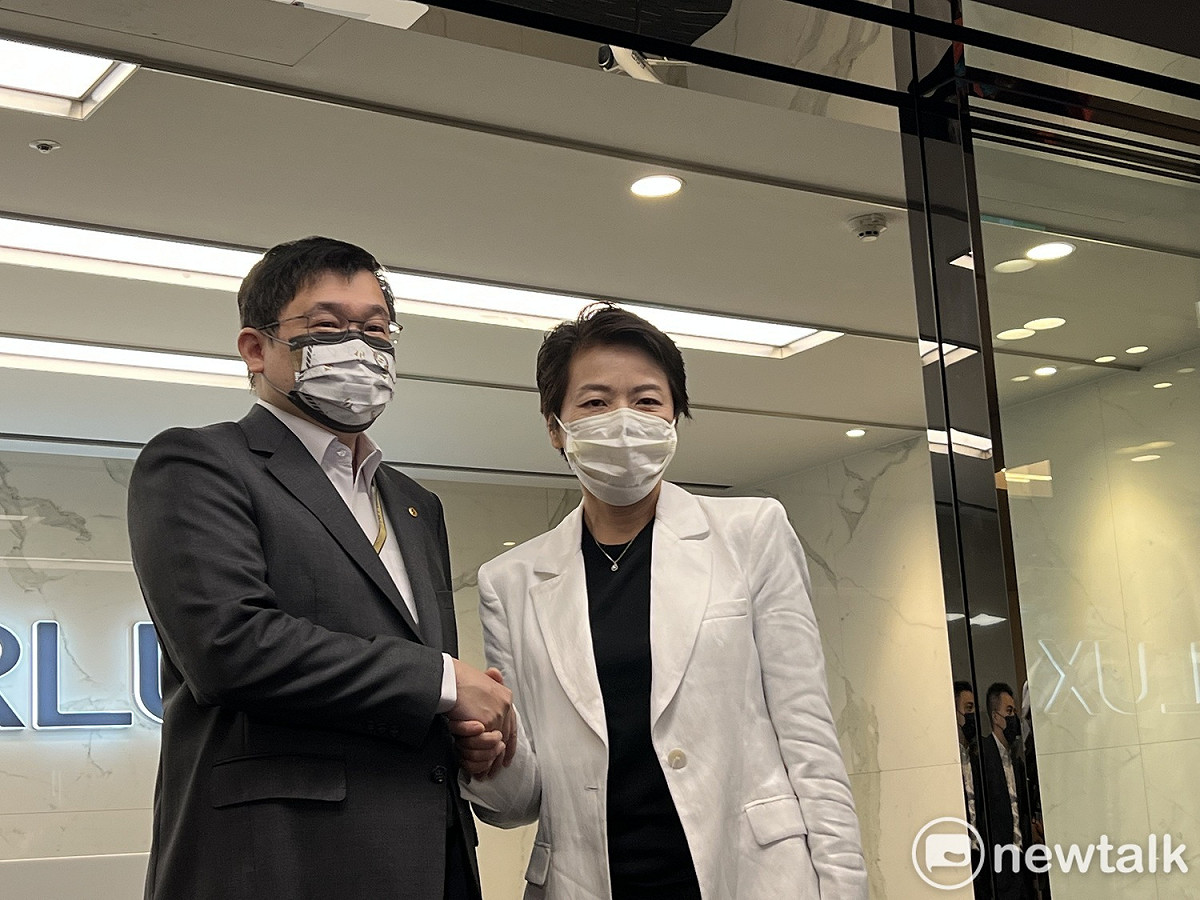 星宇航空董事長張國煒（左）、無黨籍台北市長參選人黃珊珊（右）。 圖：周煊惠 / 攝