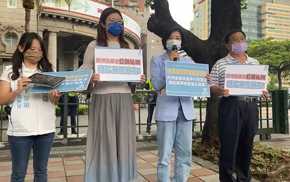 國民黨嘉義縣長參選人王育敏（右二）與國民黨立委翁重鈞、鄭麗文等人，赴監察院檢舉翁章梁。 圖：擷取自王育敏臉書