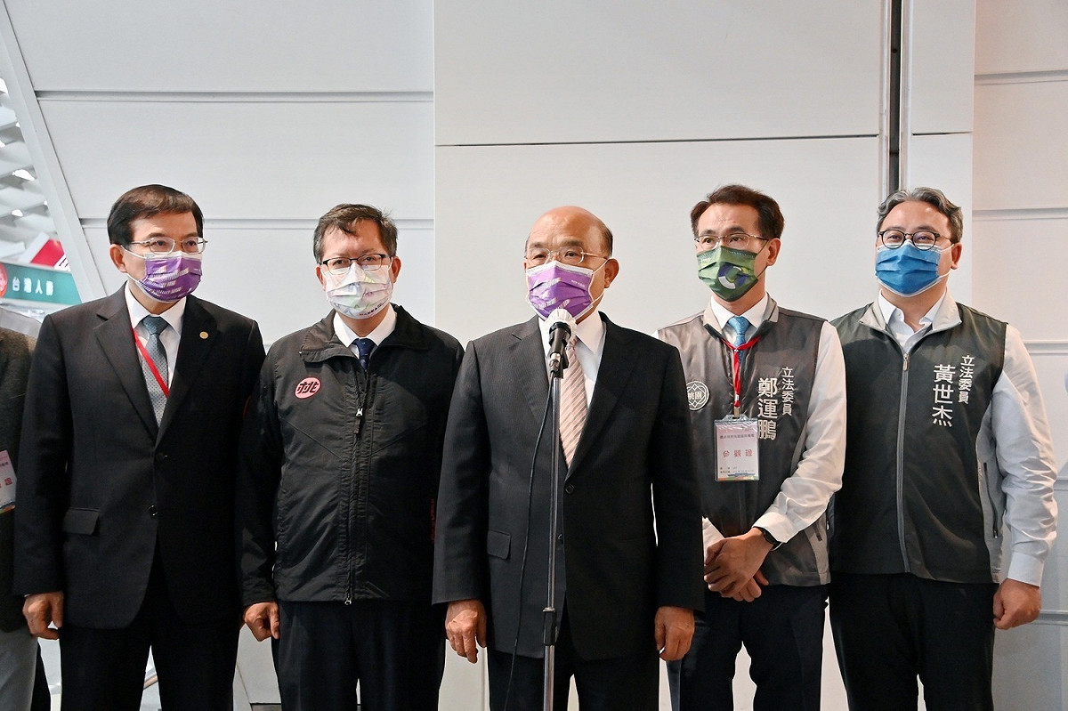 行政院長蘇貞昌今（13）天臨時更改行程，下午跟蔡英文總統一起視察桃園機場前受訪。 圖：行政院提供