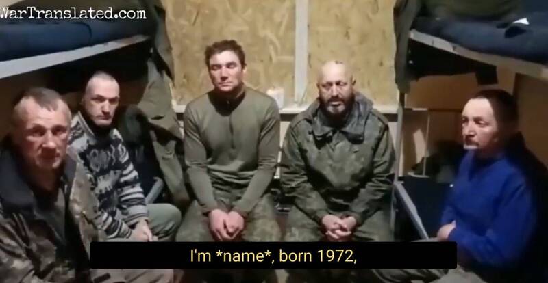 推特出現一段5名俄羅斯士兵主動走到烏克蘭檢查站投降，並在鏡頭前自白的影片。 圖：翻攝推特