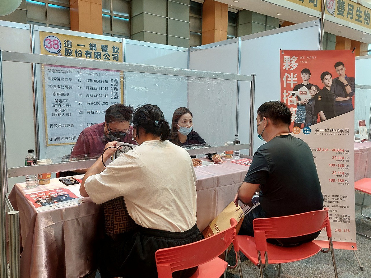 1014 新北屆退軍人及青年徵才46家廠商2600職缺等你來。 圖：新北市就服處提供
