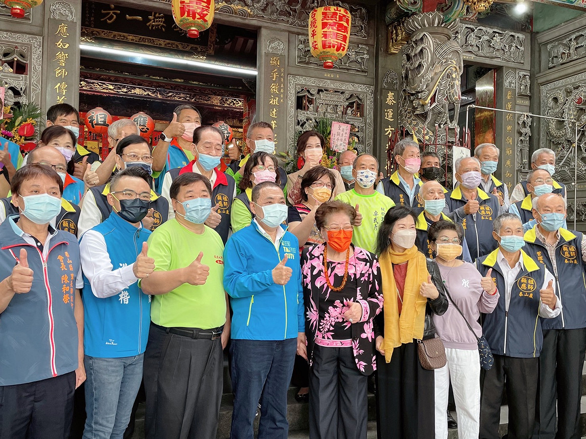 侯友宜至下泰山巖參拜。 圖：新北市民政局提供