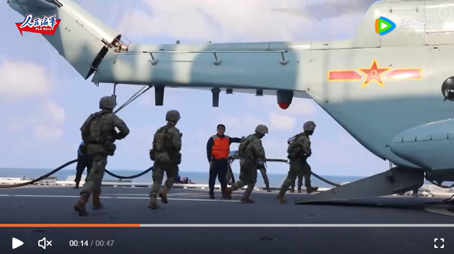 中國解放軍海軍陸戰隊員接獲指令出動，奔向「直 8」艦載直升機，展開登陸作戰任務。 圖：翻攝自人民軍事