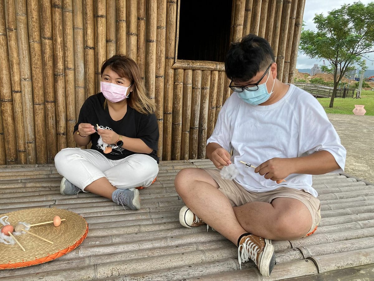 利用原始的紡輪進行取線。 圖：十三行博物館提供