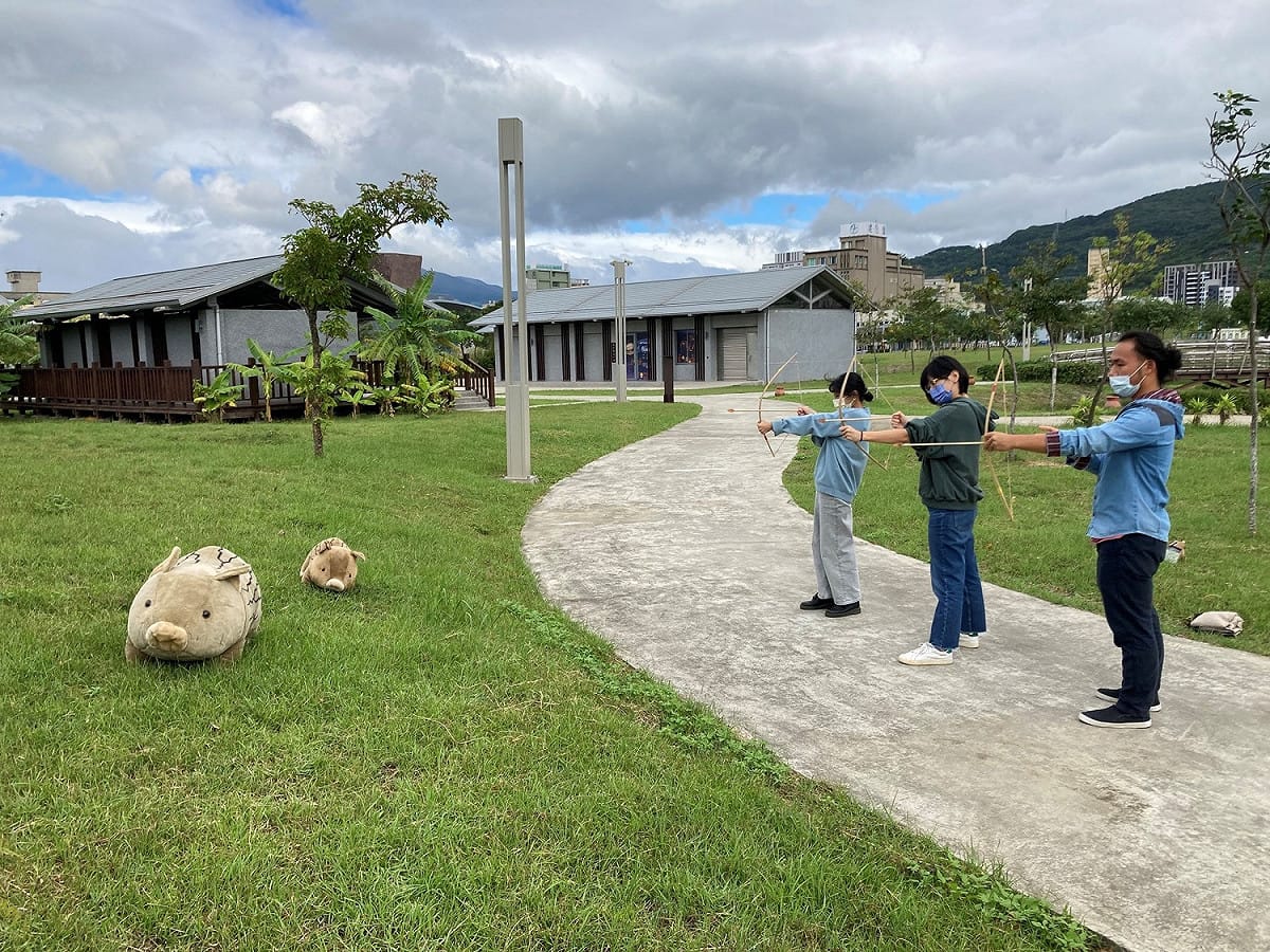 透過傳統弓箭感受史前狩獵。 圖：十三行博物館提供