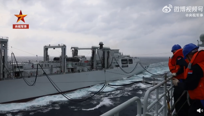 解放軍海南艦、廣西艦在任務海區進行海上補給課目考核。 圖：翻攝自央視軍事