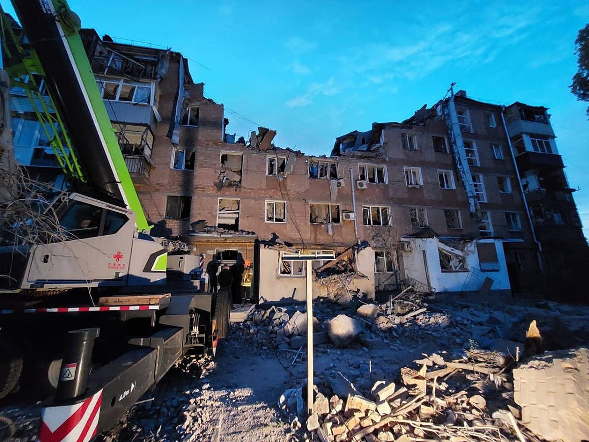烏克蘭尼古拉耶夫一處住宅遭俄軍砲擊。 圖:翻攝自推特 Віталій Кім / Vitaliy Kim @vitalij_kim（資料照）